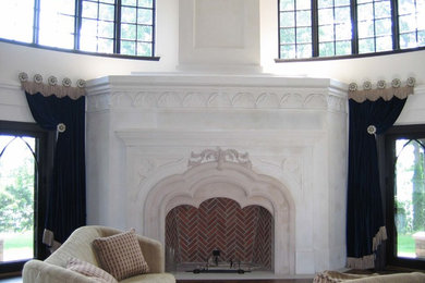 ボルチモアにある高級な広いトラディショナルスタイルのおしゃれなリビング (石材の暖炉まわり) の写真