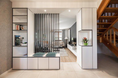 Exemple d'un hall d'entrée éclectique de taille moyenne avec un mur beige, un sol en carrelage de céramique, une porte hollandaise, une porte en bois brun, un sol beige et du papier peint.