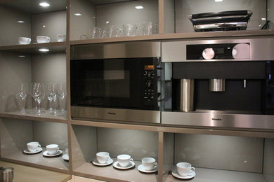 Kitchen - contemporary kitchen idea in New York
