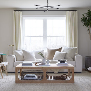 Foto di un piccolo soggiorno moderno aperto con pareti bianche, parquet chiaro, parete attrezzata e pavimento marrone