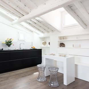 ローマの小さいコンテンポラリースタイルのLDKの画像 (白い壁、淡色無垢フローリング)