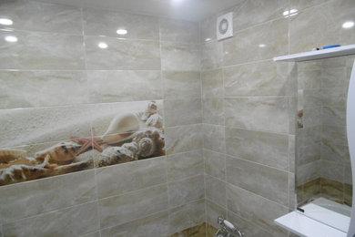 Пример оригинального дизайна: главная ванная комната среднего размера в средиземноморском стиле с ванной в нише, разноцветными стенами, полом из керамогранита, консольной раковиной и разноцветным полом