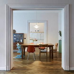 ライプツィヒの中サイズのミッドセンチュリースタイルのLDKの画像 (白い壁、無垢フローリング、暖炉なし、茶色い床)