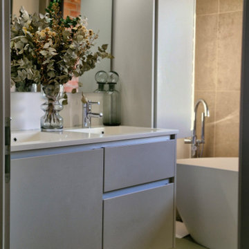salle de bain taupe moderne