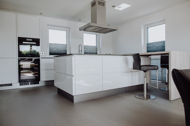 Immagine di una cucina contemporanea di medie dimensioni con pavimento grigio