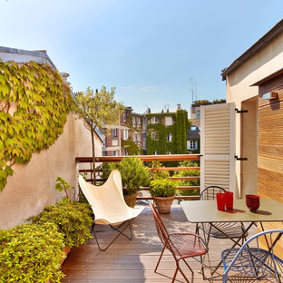 パリの中サイズのコンテンポラリースタイルのおしゃれな屋上のデッキ (コンテナガーデン、日よけなし) の写真