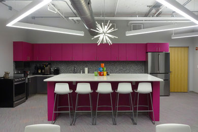 Imagen de cocina moderna con puertas de armarios rosa y encimeras grises