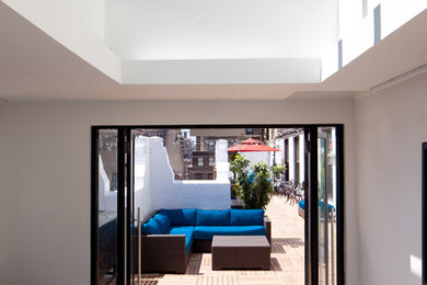 Diseño de patio actual de tamaño medio sin cubierta en patio con entablado