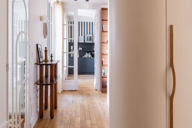 Exemple d'un couloir chic de taille moyenne avec parquet foncé.
