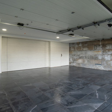 Garage with Dark Stone Floor, Aroeira