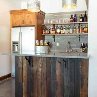 ポートランドの中サイズのカントリー風おしゃれなウェットバー (アンダーカウンターシンク、シェーカースタイル扉のキャビネット、淡色木目調キャビネット、クオーツストーンカウンター、グレーのキッチンパネル、スレートの床、コンクリートの床、グレーの床、グレーのキッチンカウンター) の写真