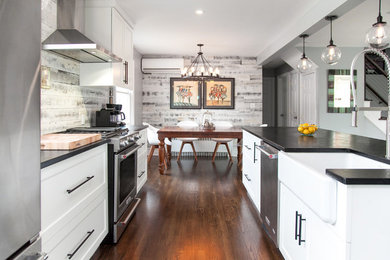 Kitchen - contemporary kitchen idea in New York