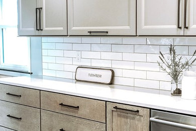 Kitchen - farmhouse kitchen idea in Chicago