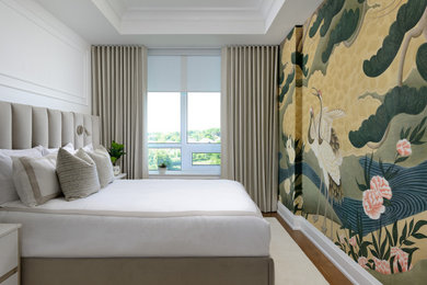 Imagen de dormitorio principal asiático pequeño con paredes blancas, suelo de madera en tonos medios, suelo marrón, casetón y papel pintado