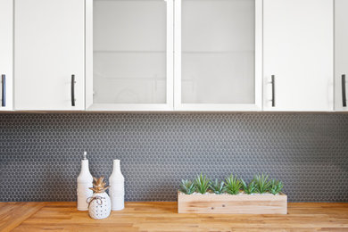 Diseño de cocina campestre con encimera de madera y salpicadero de azulejos de cemento
