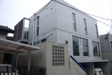 東京23区にあるモダンスタイルのおしゃれな家の外観 (コンクリートサイディング) の写真