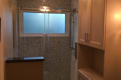 エドモントンにあるトラディショナルスタイルのおしゃれな浴室 (シェーカースタイル扉のキャビネット、ベージュのキャビネット、ベージュのタイル、ガラス板タイル、人工大理石カウンター) の写真