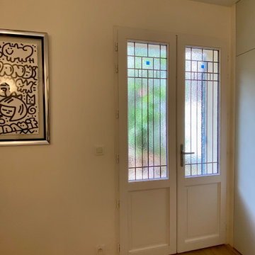 Porte d'entrée donnant sur un cour d'immeuble à Paris