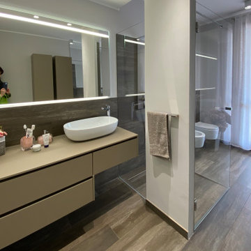 Bagno Riatrutturato - Mobile lavabo e specchio