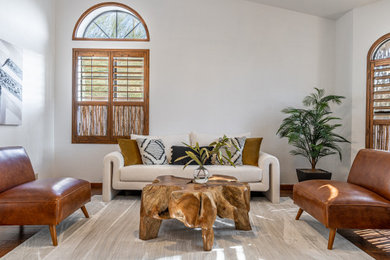 フェニックスにある高級な広いトランジショナルスタイルのおしゃれなLDK (白い壁、濃色無垢フローリング、壁掛け型テレビ、茶色い床、三角天井) の写真