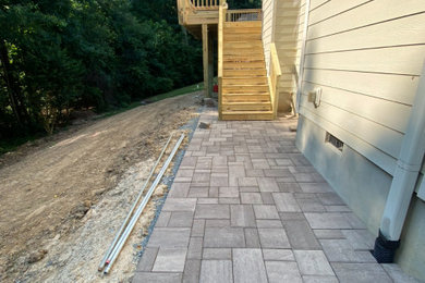 Example of a mountain style home design design in Raleigh
