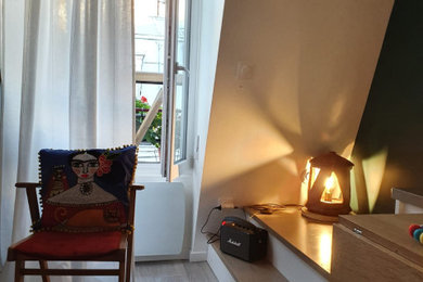 Cette photo montre un salon tendance avec un sol en vinyl.