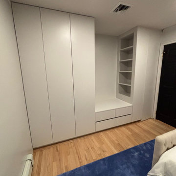 Children Built in Closet with Reading Nook and Bookshelf