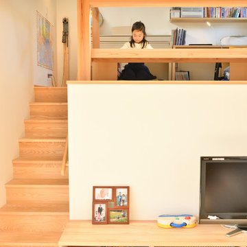 山並みに囲まれたスキップフロアのコの字の住まい