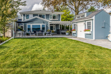 Cette photo montre une terrasse arrière chic de taille moyenne avec des solutions pour vis-à-vis et une pergola.