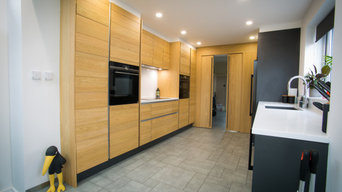 Modern Oak Veneer Kitchen with Stunning Floating Units & Sliding Doors