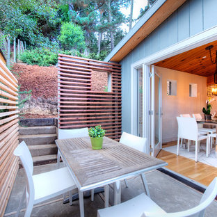 サンフランシスコの中サイズのコンテンポラリースタイルのおしゃれな横庭のデッキ (アウトドアキッチン、日よけなし) の写真