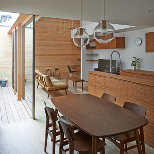 京都のモダンスタイルのLDKの画像 (マルチカラーの壁、淡色無垢フローリング、茶色い床)