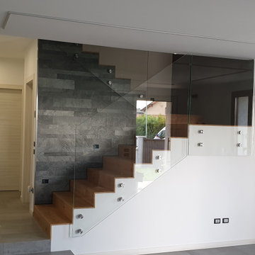 Scala in legno con parapetti in vetro