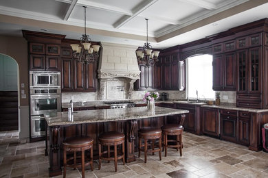 Kitchen - traditional kitchen idea in Toronto