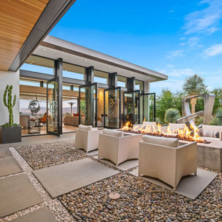 Unbedeckter Moderner Patio im Innenhof mit Feuerstelle in Los Angeles