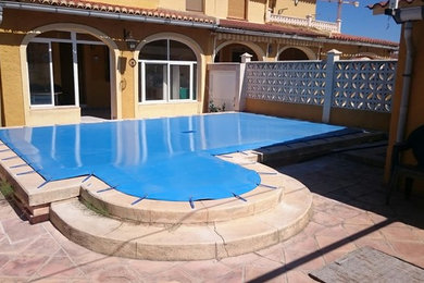 Ejemplo de piscina elevada campestre de tamaño medio a medida en patio