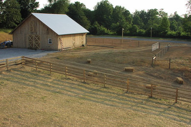 Example of a farmhouse home design design in Nashville