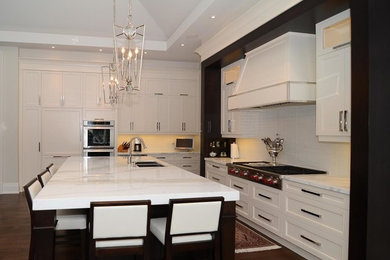 Example of a classic kitchen design in Toronto