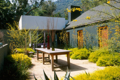 Design ideas for a contemporary landscaping in Los Angeles.