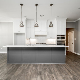 cuisine moderne avec une crédence en carrelage métro