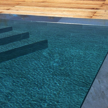 Transformation, rénovation et agrandissement d’une piscine contemporaine