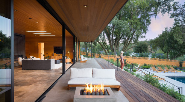 Midcentury Deck by Knock Architecture and Design