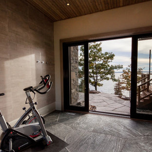 トロントの小さいラスティックスタイルのおしゃれなトレーニングルーム (白い壁、スレートの床、グレーの床) の写真