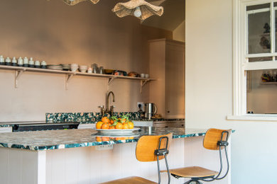 Esempio di una grande cucina con lavello stile country, ante in stile shaker, ante rosa, top alla veneziana, elettrodomestici da incasso, pavimento beige e top multicolore
