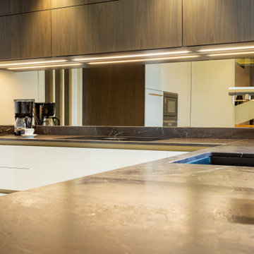 Création d'une cuisine chic et lumineuse dans une maison moderne