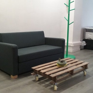 Idee per un piccolo soggiorno industriale aperto con pareti bianche, parquet scuro, nessun camino e nessuna TV