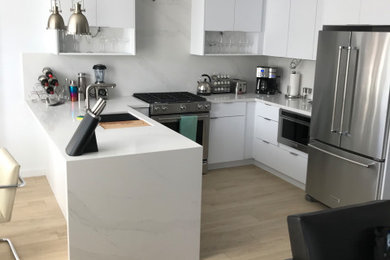 Example of a trendy kitchen design