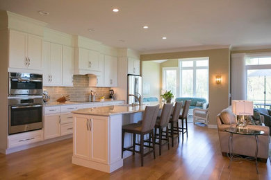 Example of a kitchen design in Orange County