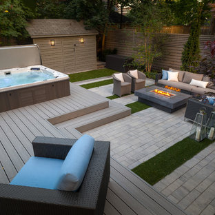 トロントのモダンスタイルのおしゃれなプール (デッキ材舗装) の写真