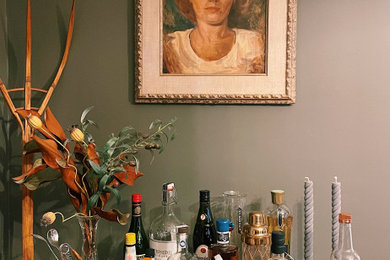 Example of a classic home bar design in Philadelphia